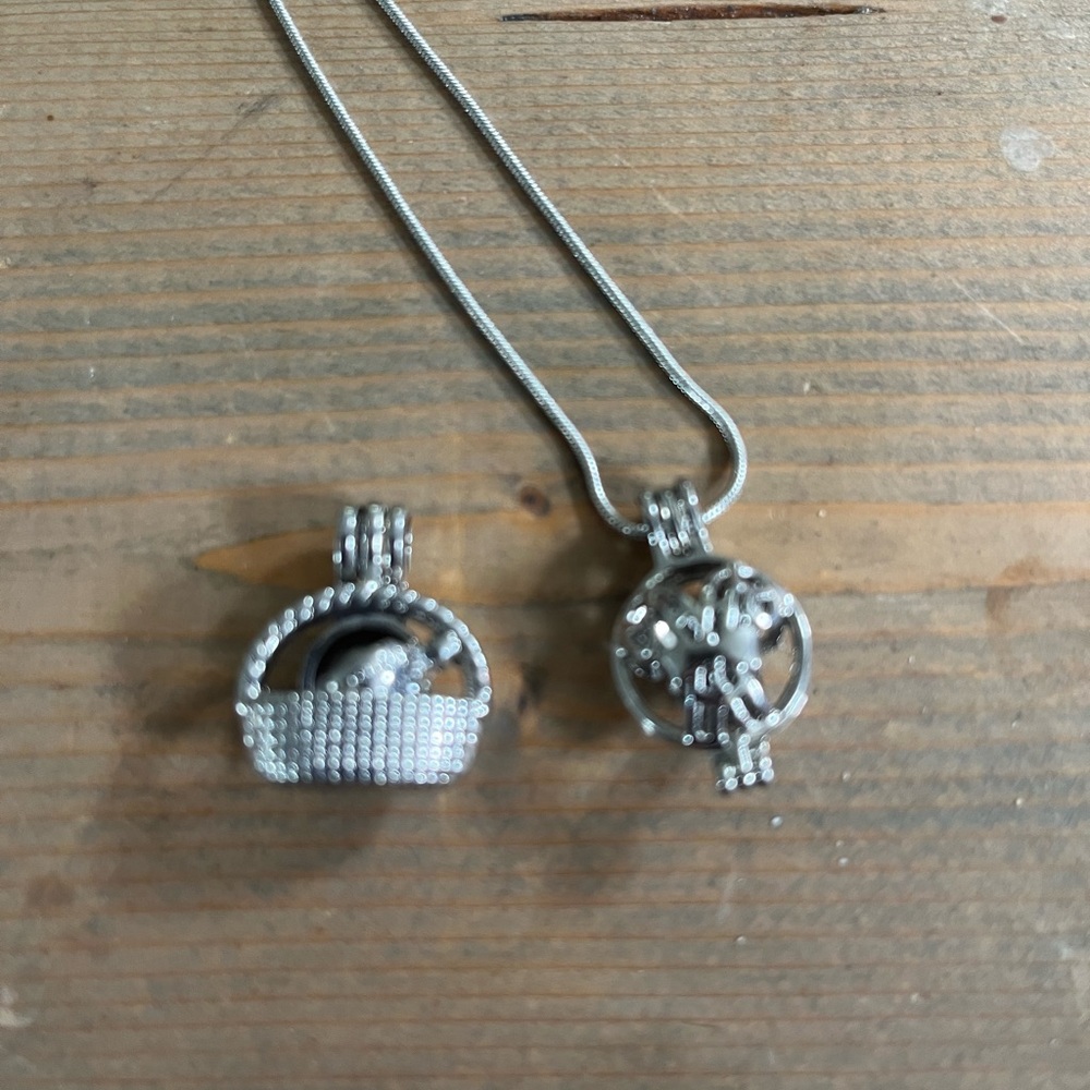 Akoya pearl cages and pearls